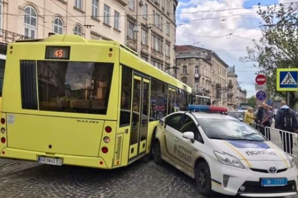 Автобус не розминувся у Львові з автівкою патрульних