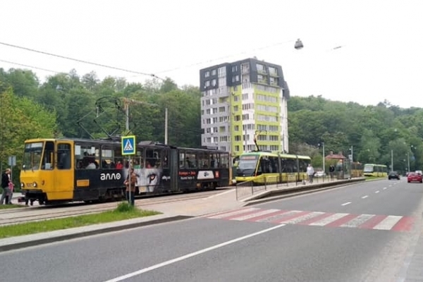 У Львові трамвай збив 18-річну дівчину, яка перебігала колію