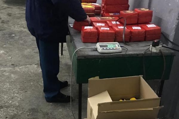 Працівники львівської митниці виявили понад 1300 кг кави та 200 кг сиру
