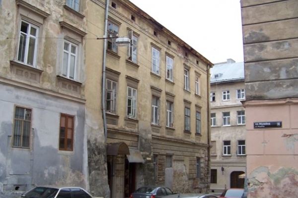 У Львові цеглина впала на голову 16-річній дівчині