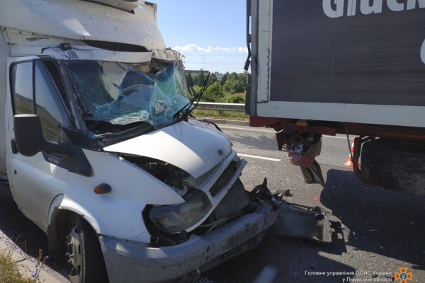 У Буському районі через ДТП чоловіка затисло в автівці (Фото)