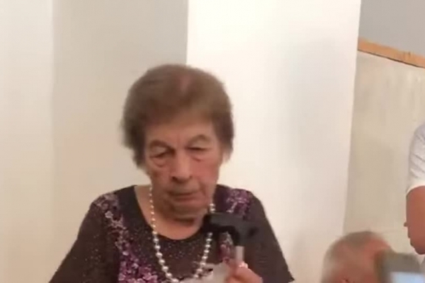 У Львові 94-річна жінка заснула на дільниці, а потім з’їла свій бюлетень