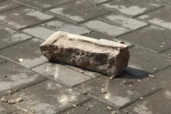 П’ятикілограмовий уламок впав у Львові на тротуар