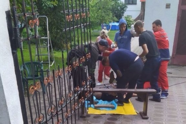 На Львівщині звільнили чоловіка з металевого штиря
