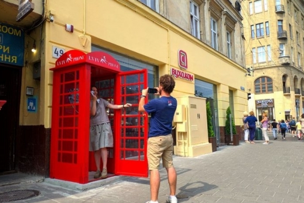 Як у Лондоні: Червона телефонна будка з'явилась у Львові
