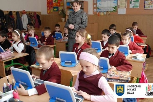 Львівська міськрада просить врегулювати проблему невакцинованих учнів