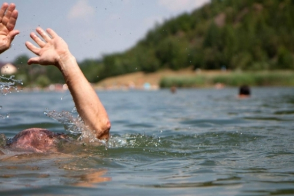 В Брюховичах витягнули з озера тіло 21-річного чоловіка