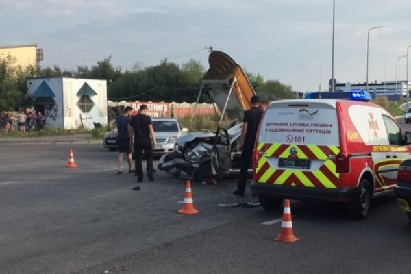 У Львові деблокували водія з пошкодженої автівки