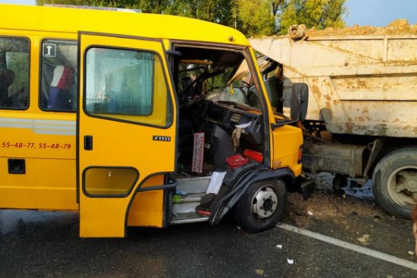 В Моршині автобус зіштовхнувся з вантажівкою, більше 10 людей постраждали
