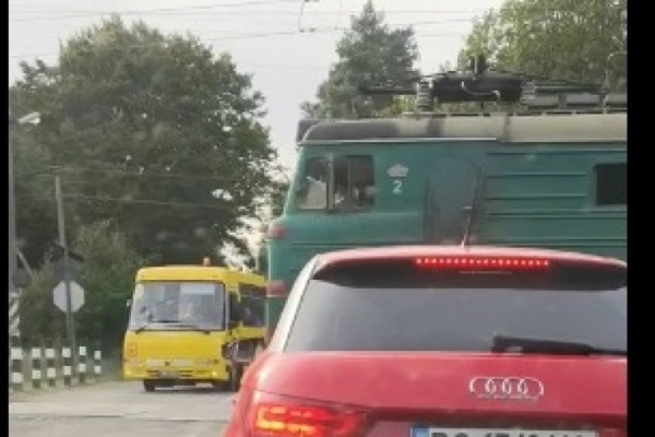 За крок до загибелі: У Львові водій переповненого дітьми автобуса ледь не завіз їх під потяг