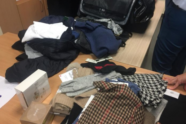У аеропорту «Львів» українка намагалася незаконно провезти брендовий одяг та парфуми