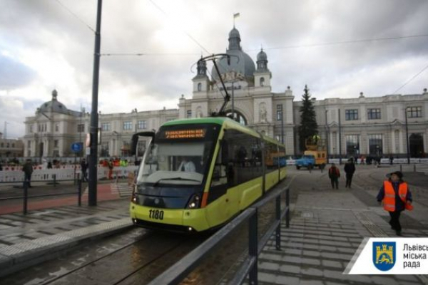 У Львові тестували на реконструйованій площі трамвай (Відео)