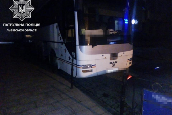 У Львові молодик обікрав туристичний автобус