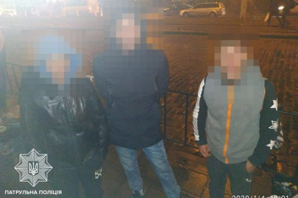 У Львові троє чоловіків побили і пограбували 80-річного дідуся