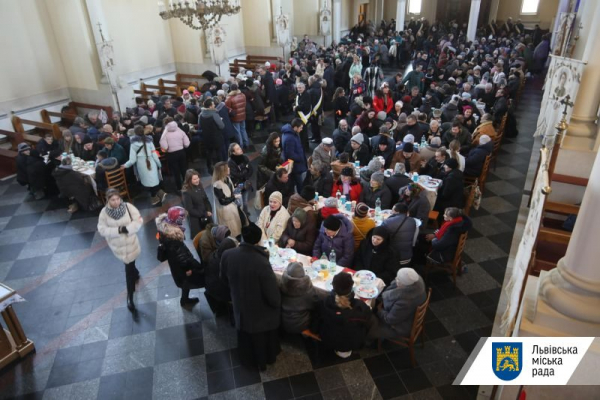 У Львові різдвяний обід у храмі зібрав понад 300 потребуючих (Відео)