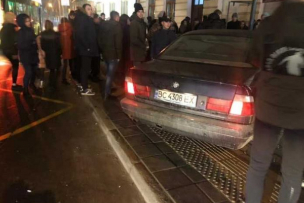 У Львові водій «БМВ», позбавлений прав, в’їхав у зупинку громадського транспорту, – МВС (Фото)