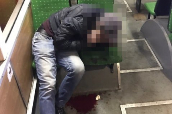 У львівському тролейбусі сталася бійка: пасажиру розбили носа