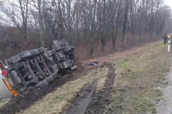 На Львівщині перекинулась автоцистерна. Загинув прикарпатець