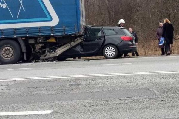 На Львівщині легковик врізався у вантажівку