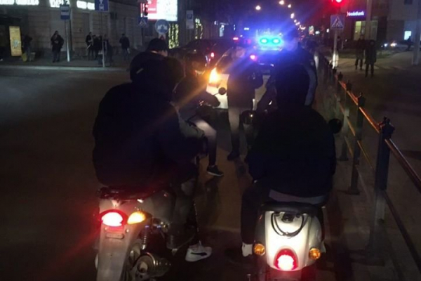 У центрі Львова патрульні спіймали неповнолітніх винниківчан на скутерах