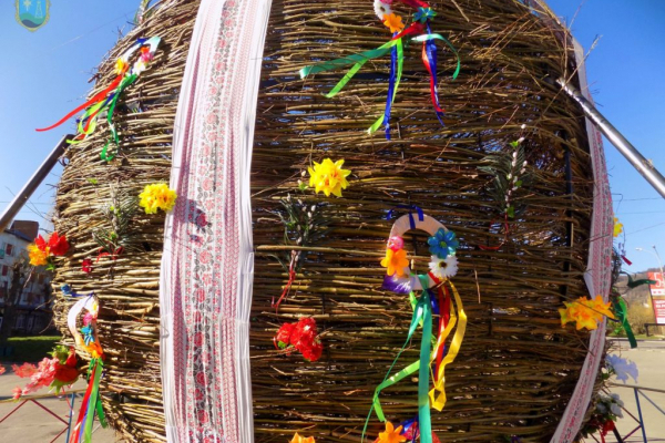 На Львівщині встановили шестиметрове Великоднє яйце з лози (Фото)