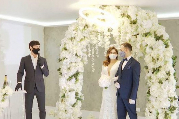 Не завадив навіть карантин: у Львові погуляли на першому в Україні онлайн-весіллі (Відео)