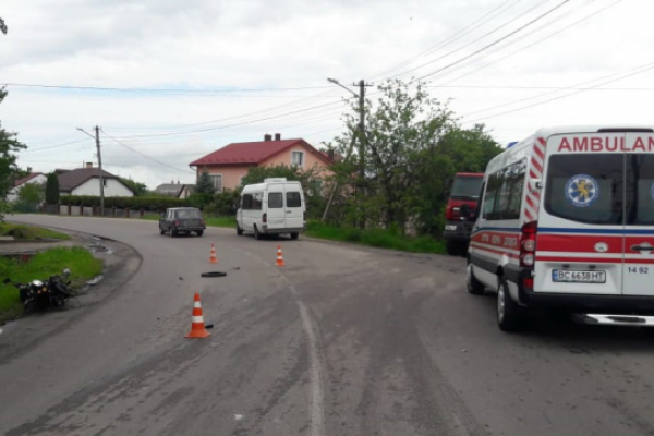 У Жовкві п’яна з самого ранку мотоциклістка врізалась у мікроавтобус (Фото)