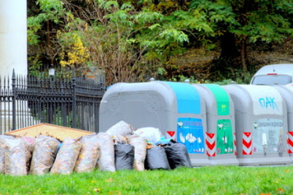 У Львові встановлюють контейнери для збору опалого листя й органічного сміття