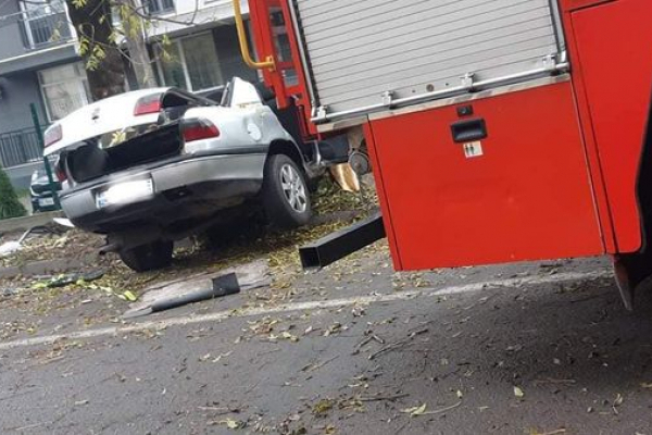 У Львові легковик внаслідок ДТП врізався у дерево, тіло водія діставали рятувальники