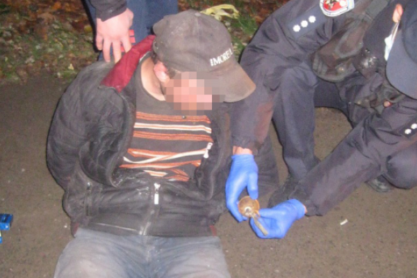 Погрожував підірвати: на Львівщині чоловік з гранатою пограбував магазин (Фото)