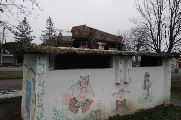 На Львівщині підводу поставили на дах зупинки громадського транспорту (Фото)