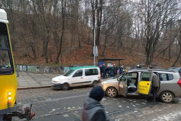 У Львові автомобіль таксі збив жінку (Фото)