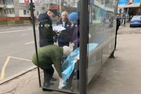 У Львові на зупинці знайшли померлу людину