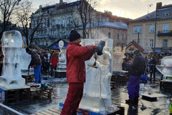 У Львові скульптори виготовляють статуї з льоду (Фото)