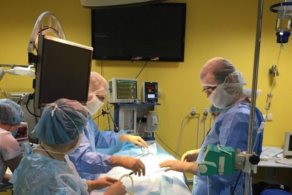 У Львові лікарі видалили новонародженій дівчинці пухлину вагою майже півтора кілограма