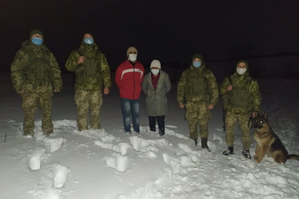 Як на Львівщині індійці-нелегали під снігом кордон України з Польщею шукали