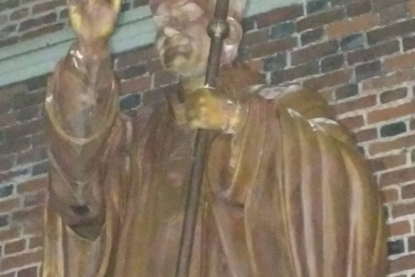 Суд оштрафував дрогобичанина, який сокирою відтяв палець пам’ятнику Папі Івану Павлу ІІ