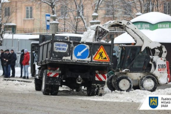 Снігопад не зупинявся всю ніч: Львів просить приватні компанії про допомогу