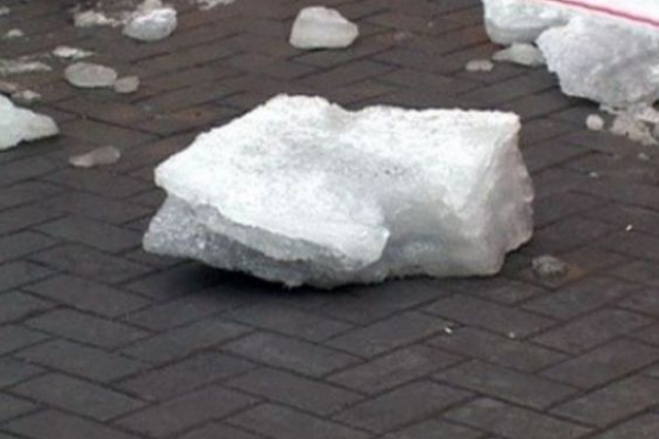 Брила снігу у Львові впала на киянина. Викликали швидку
