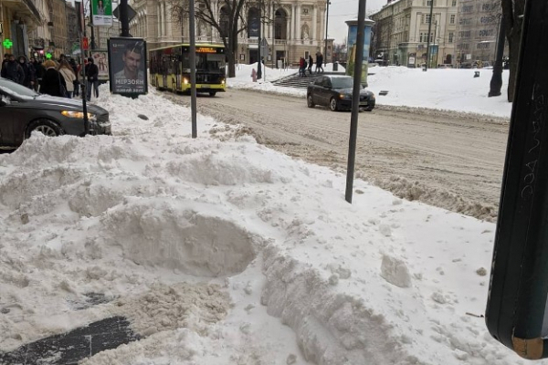 У центрі Львова юнака привалила снігова брила