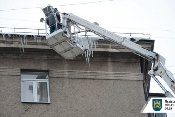 У Львові працюють альпіністи: знімають бурульки з дахів