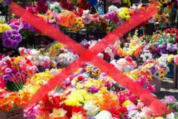 Штучні квіти на цвинтарях: Львів відмовляється від шкідливої традиції (Відео)