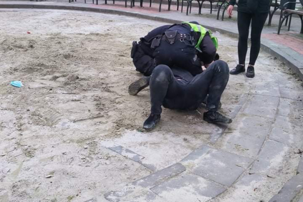 У Львові п’яний чоловік напав на поліцейського