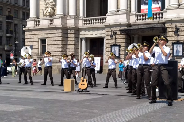 Військовий оркестр розважає туристів у центрі Львова (Відео)