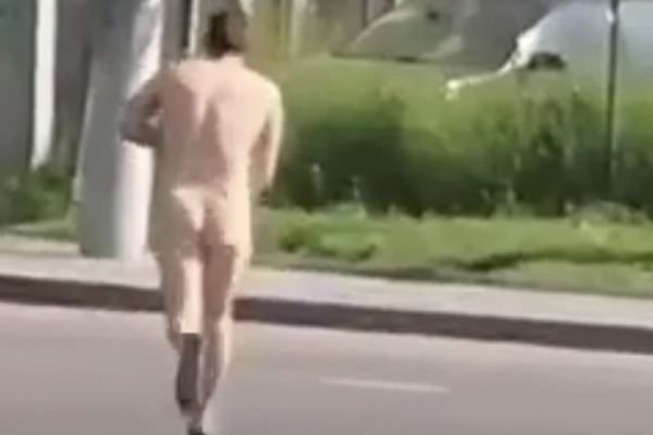 У Львові голий чоловік намагався пограбувати магазин (Відео)