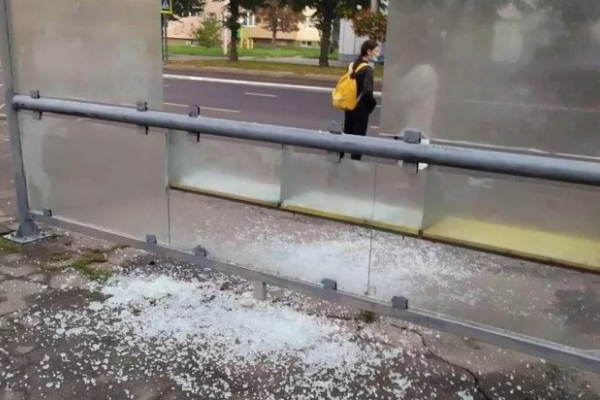 У Львові вандали розтрощили зупинку громадського транспорту (Фото)