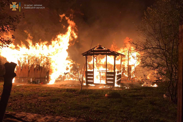 У селі на Червоноградщині вночі сталися три пожежі: згоріли два будинки