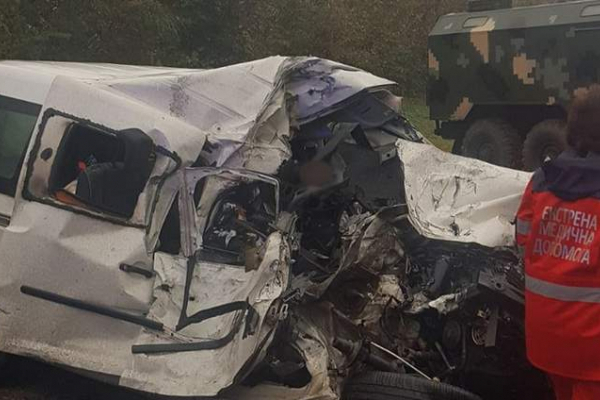 Двоє людей загинули у ДТП мікроавтобуса та військового «Урала» на Львівщині
