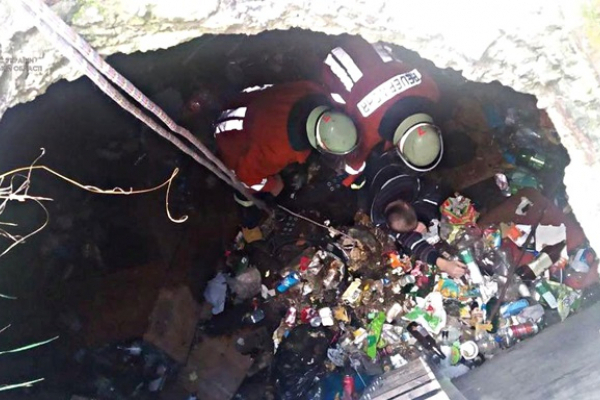 На Львівщині рятувальники дістали людей із 4-метрової сміттєвої ями 