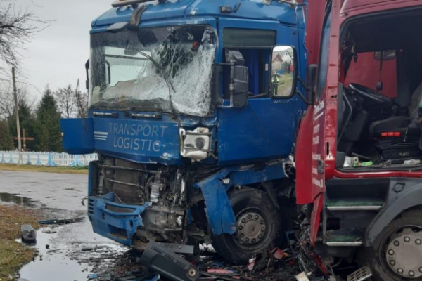 ДТП на трасі Мукачево - Львів: Лоб у лоб зіткнулися дві вантажівки